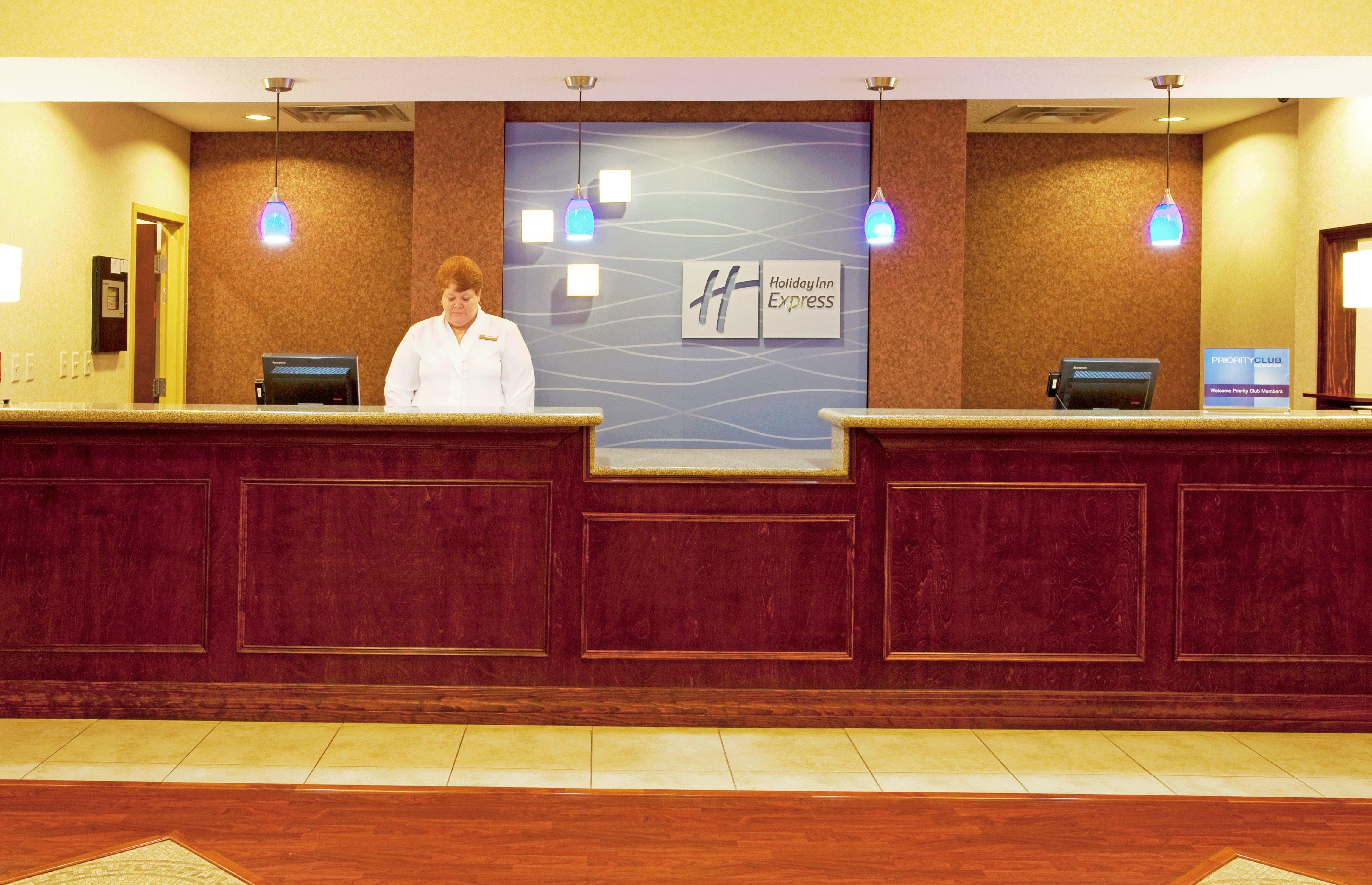 Holiday Inn Express Hotel & Suites Brooksville-I-75 By Ihg Ridge Manor Exterior photo
